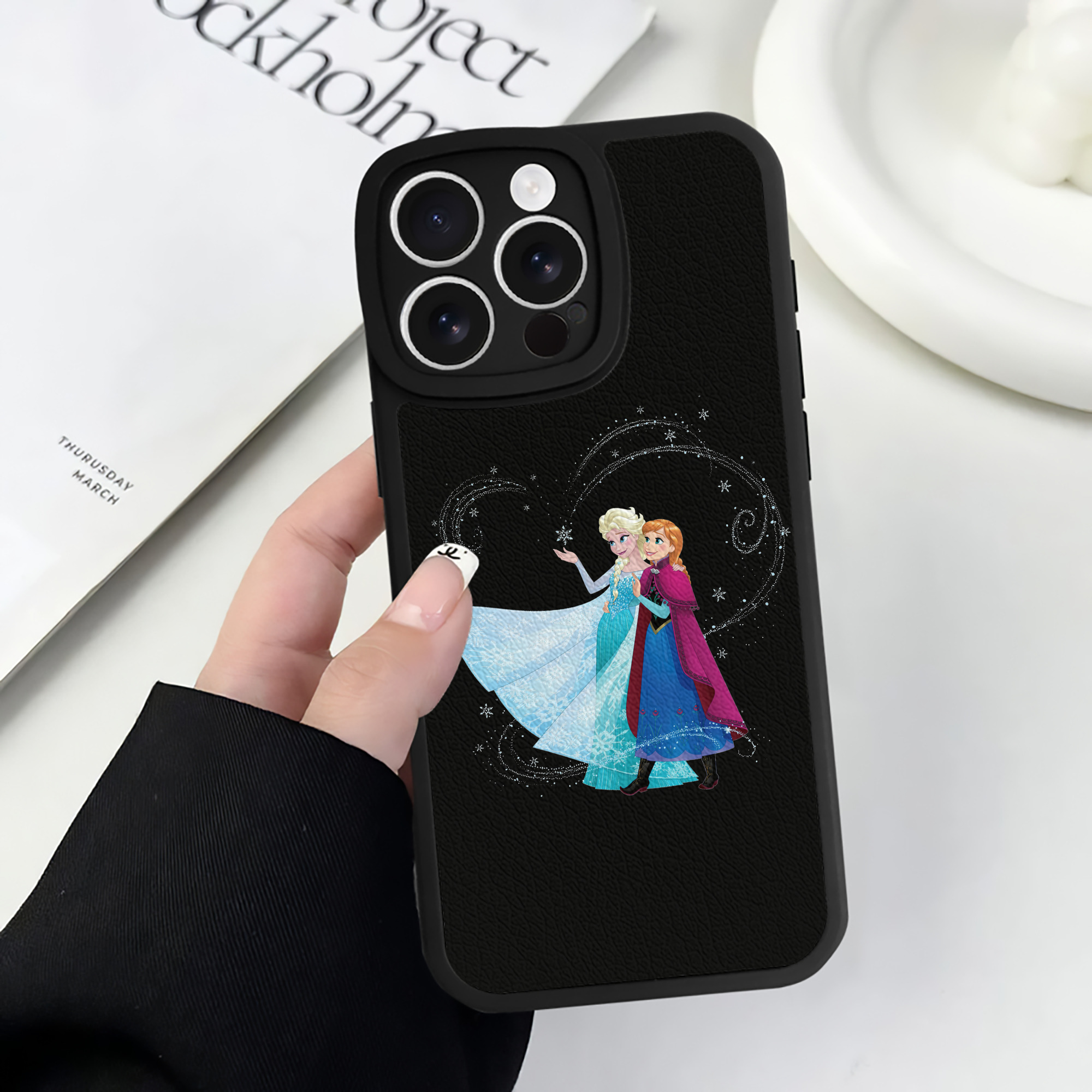 （画像用） アナと雪の女王 アンナ エルサ Frozen Anna Elsa 【iPhone 16シリーズ対応】シリコンスマホケース（レザー調） 材質：シリコン